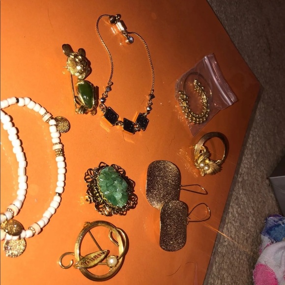 JEWELRY (BRACELETS, EARRINGS, PINS) - Picture 4 of 7